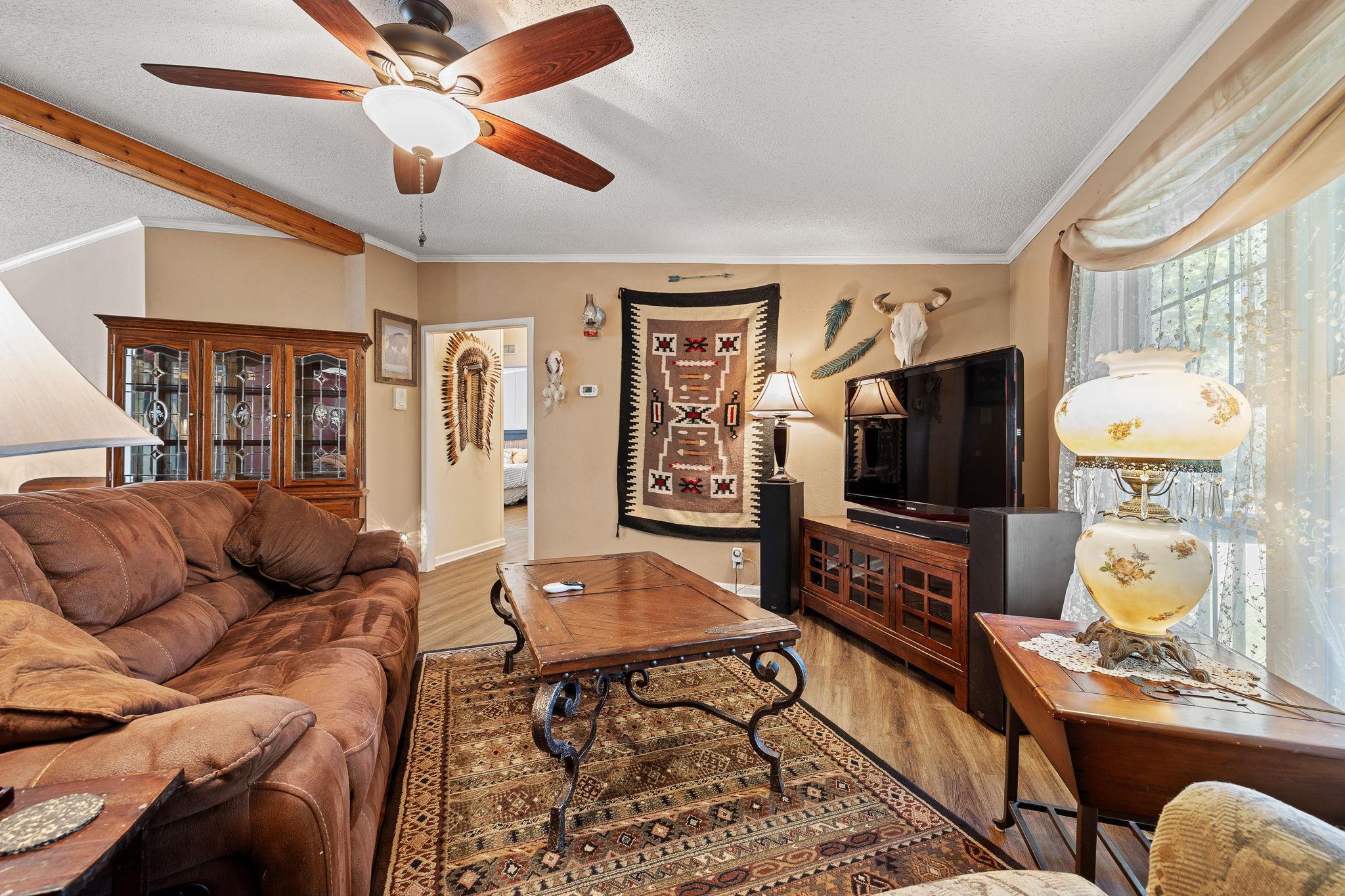 541 Hidden Oaks Dr, Elgin, TX 78621