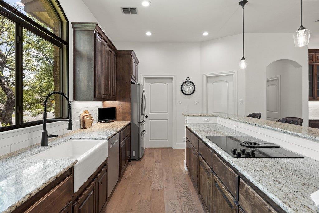 102 Blue Jay Dr, Lakeway, TX 78734