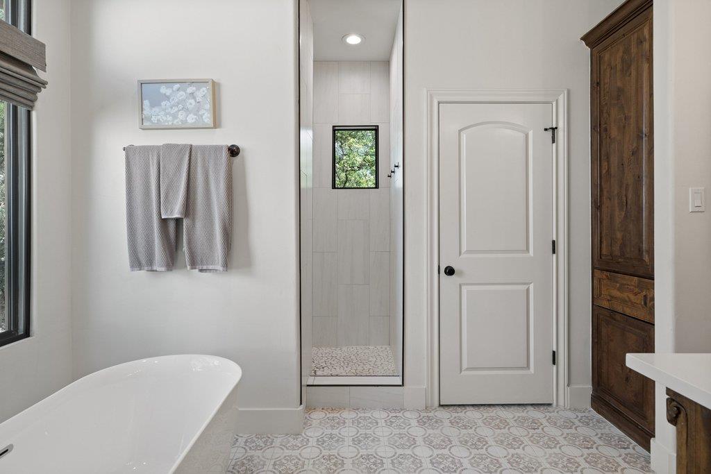 102 Blue Jay Dr, Lakeway, TX 78734