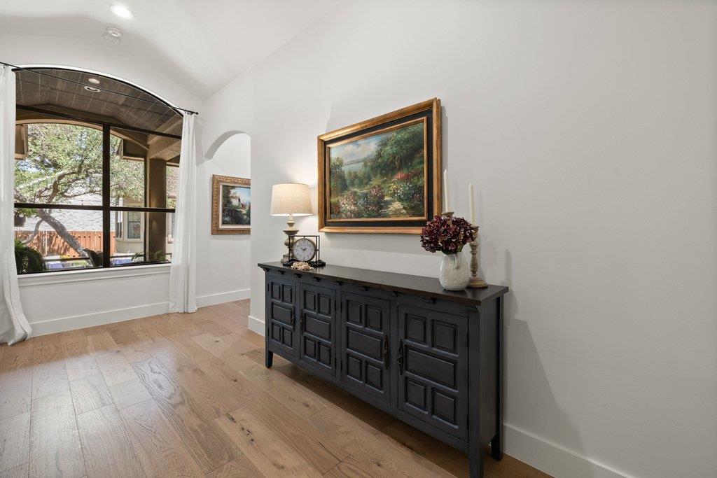 102 Blue Jay Dr, Lakeway, TX 78734