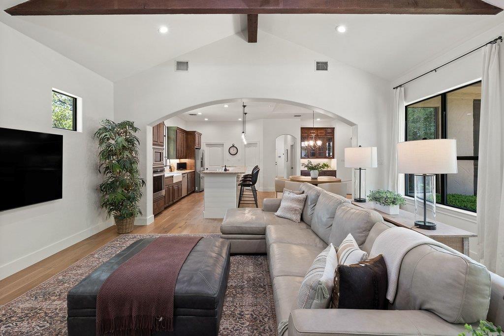 102 Blue Jay Dr, Lakeway, TX 78734