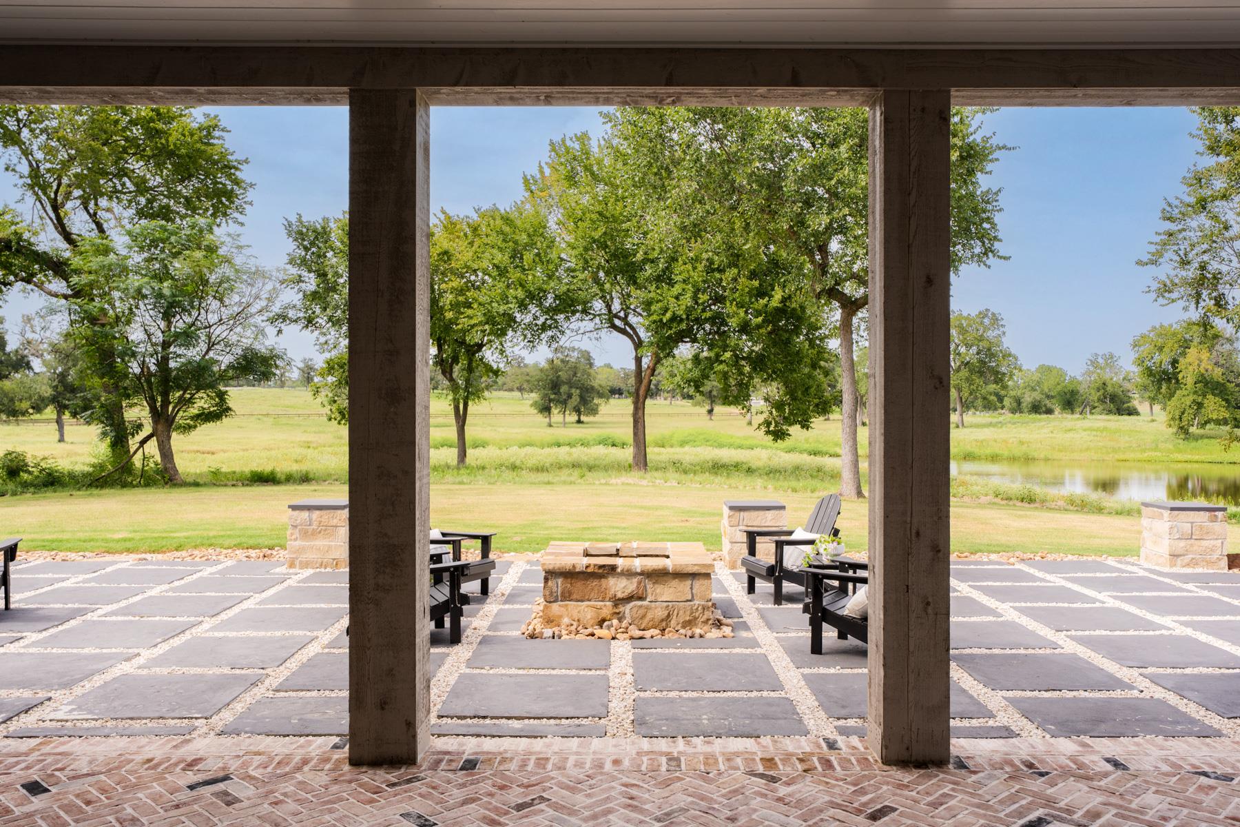 404 Blackberry Ln, Washington, TX 77880