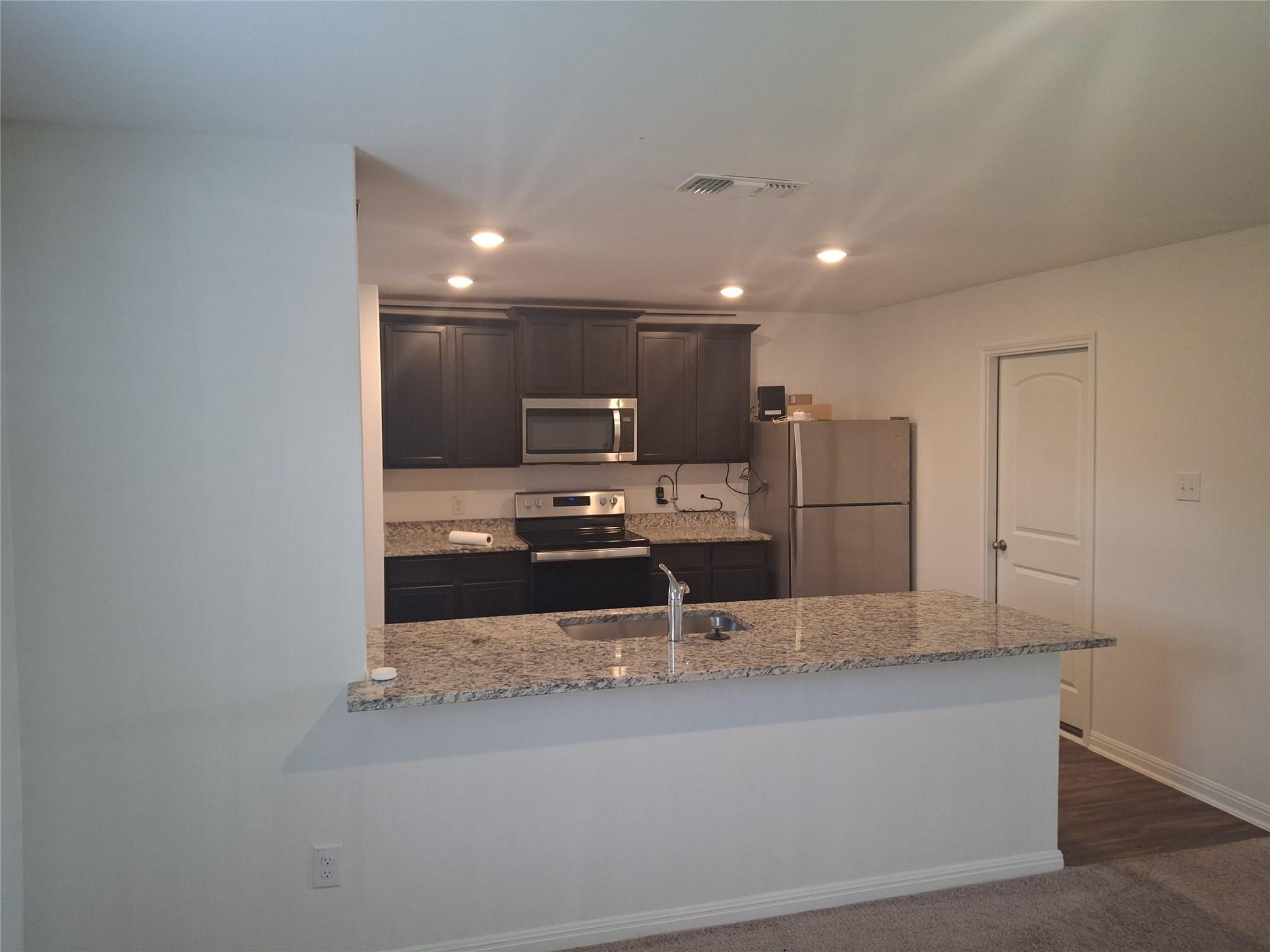 405 Riverdale Dr, Jarrell, TX 76537