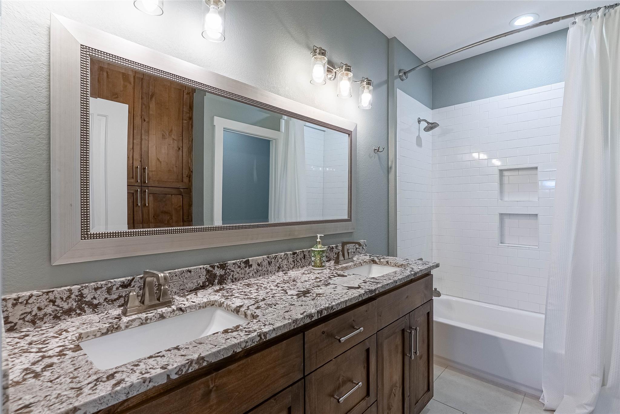 410 Summit Ridge Dr N, Point Venture, TX 78645