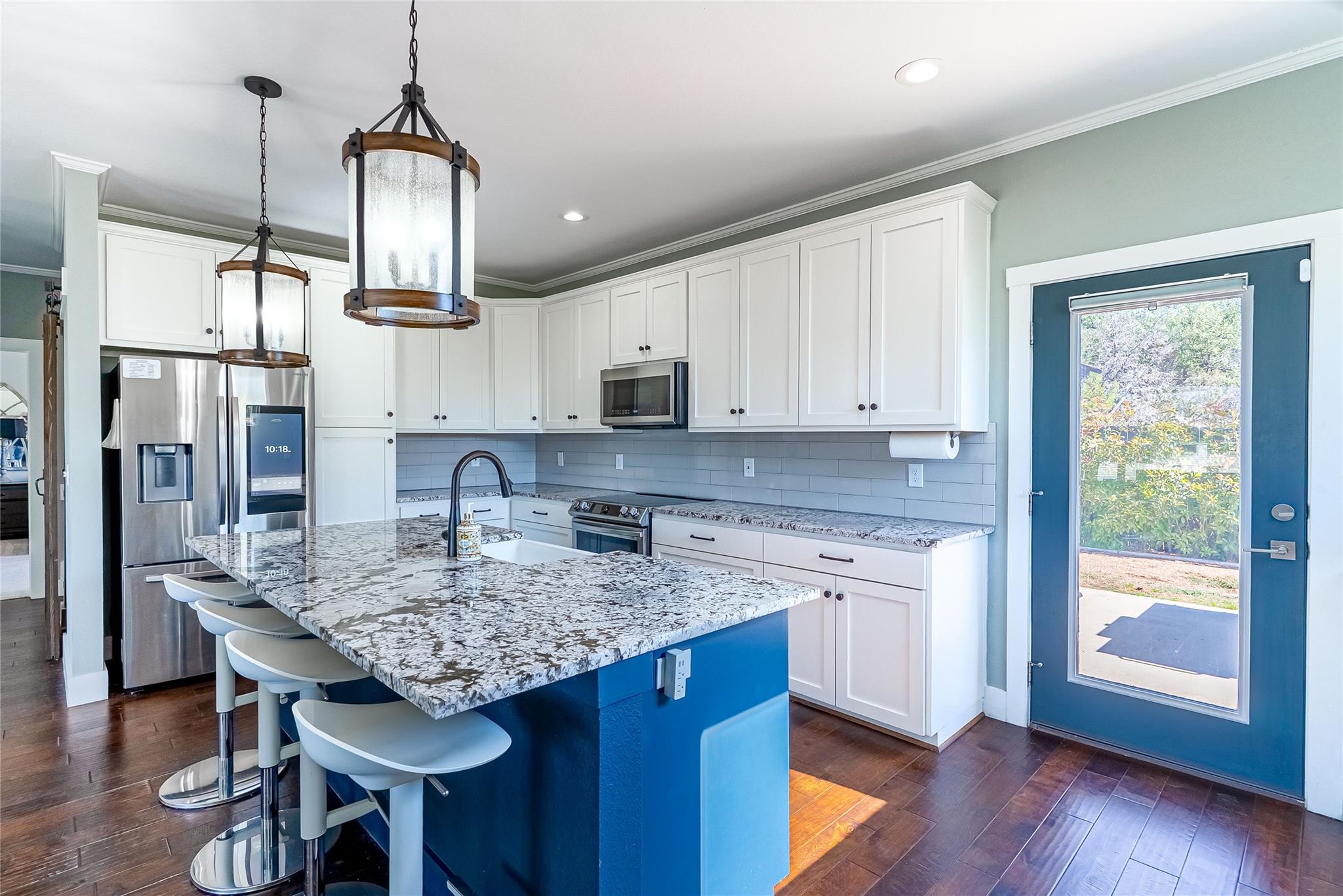 410 Summit Ridge Dr N, Point Venture, TX 78645