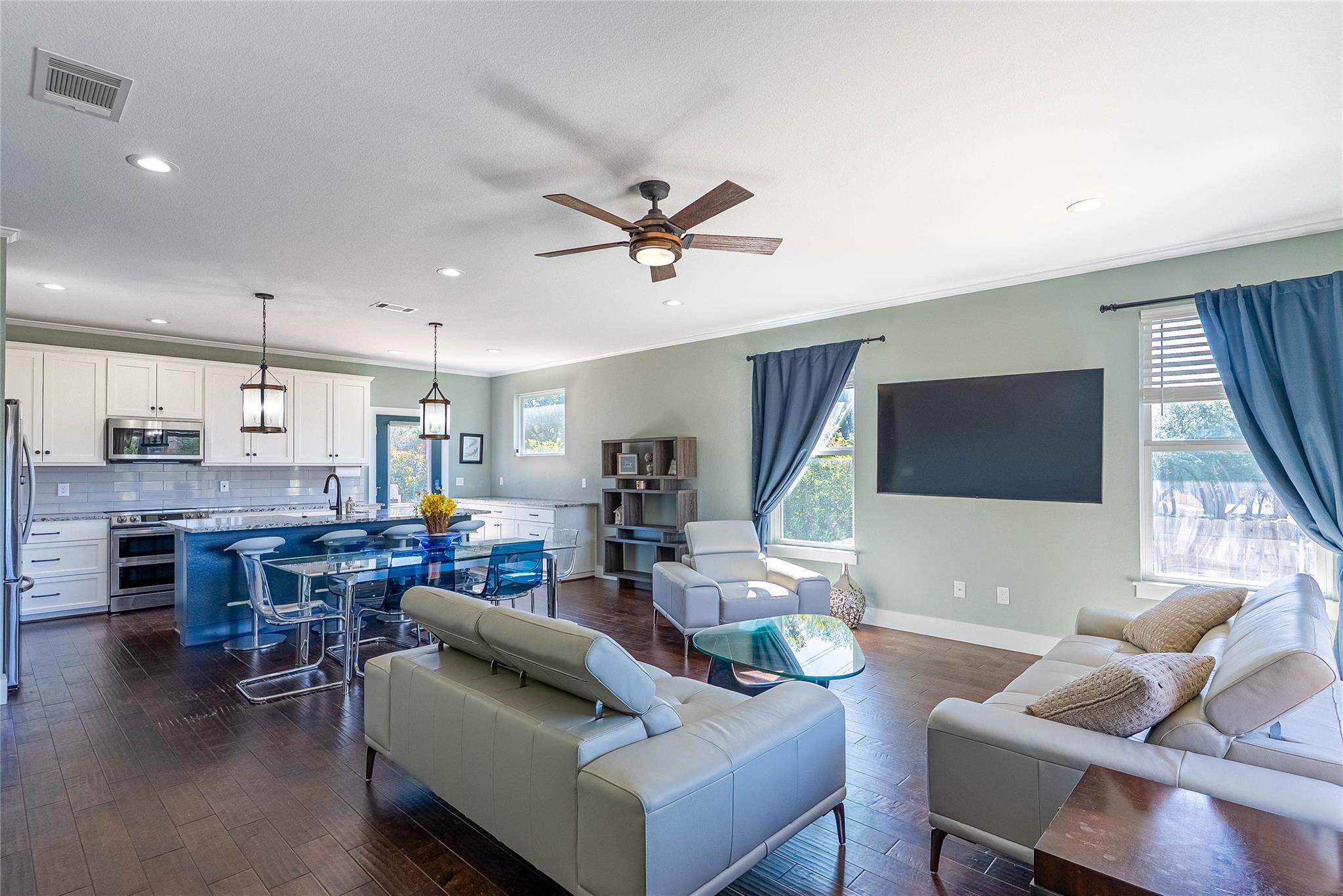 410 Summit Ridge Dr N, Point Venture, TX 78645