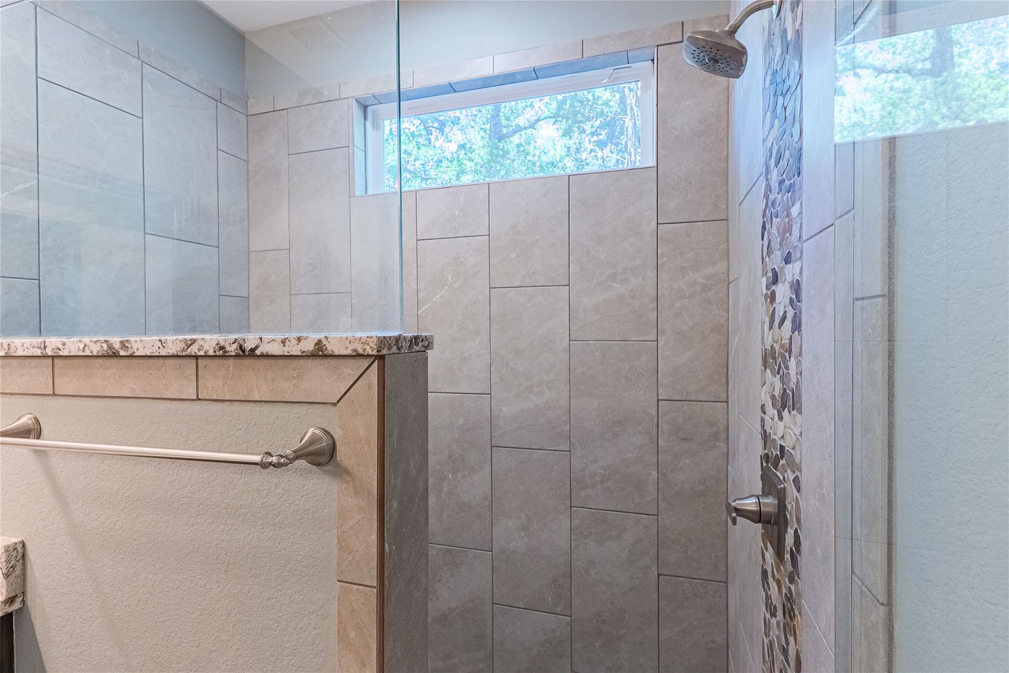 410 Summit Ridge Dr N, Point Venture, TX 78645