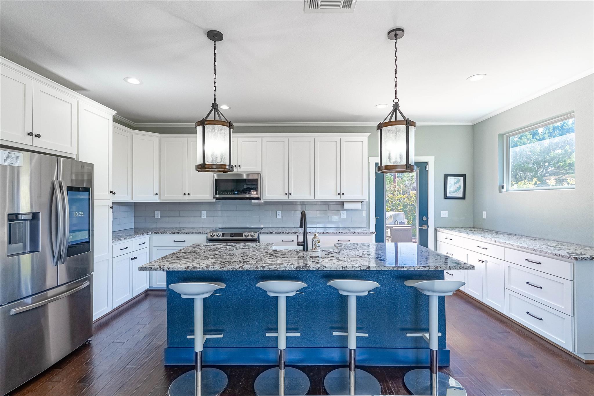 410 Summit Ridge Dr N, Point Venture, TX 78645