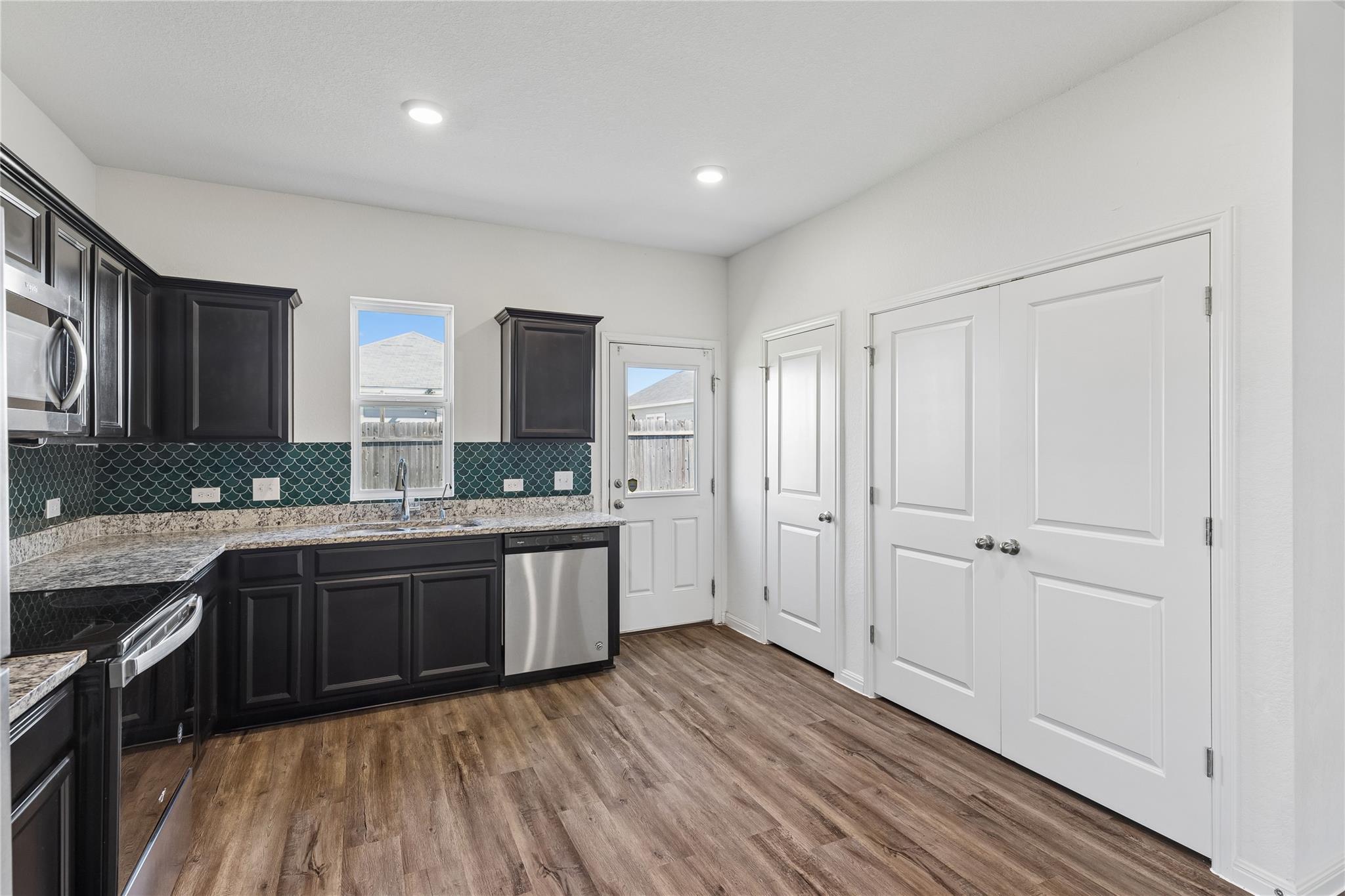 124 Peony Ln, Jarrell, TX 76537
