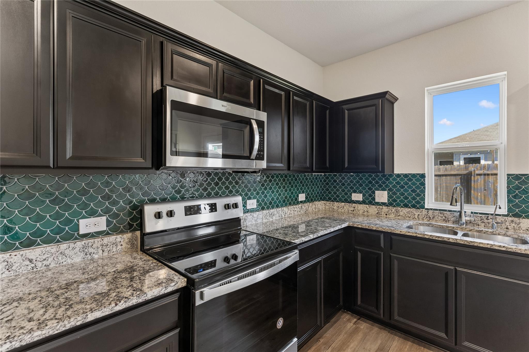 124 Peony Ln, Jarrell, TX 76537