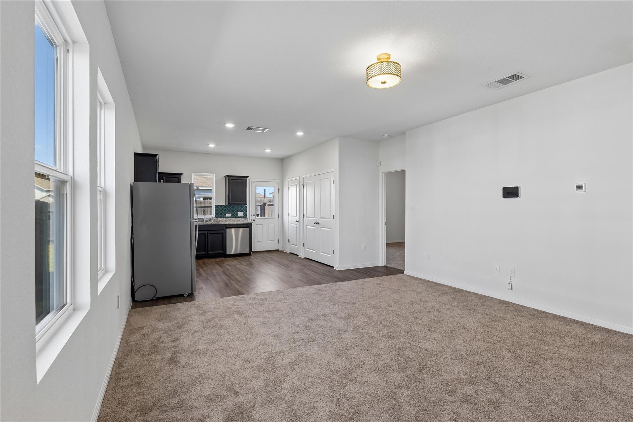 124 Peony Ln, Jarrell, TX 76537
