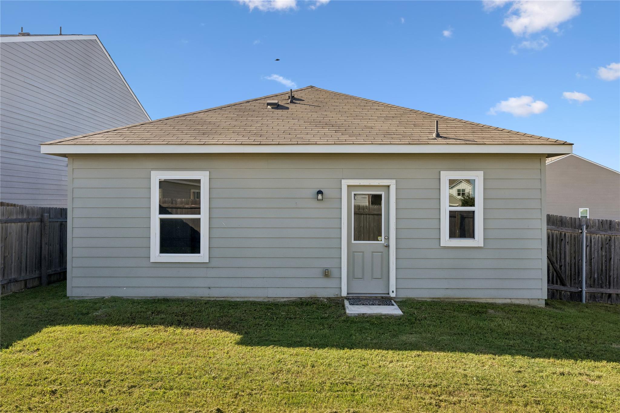124 Peony Ln, Jarrell, TX 76537