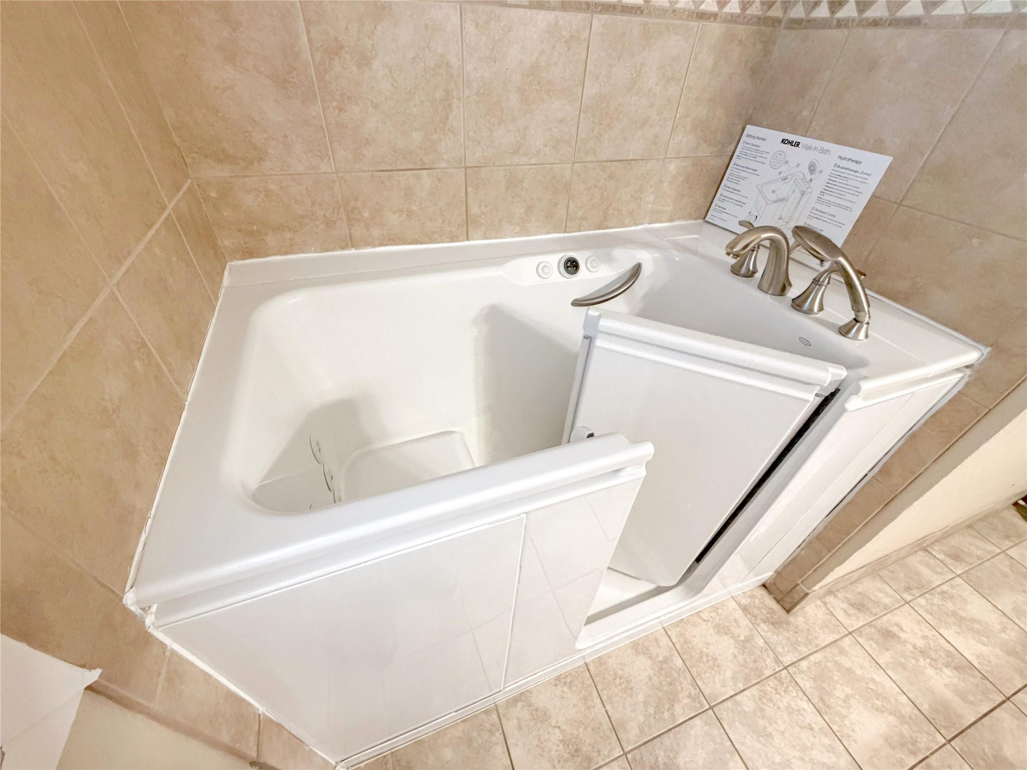 1210 Skyline Dr, Canyon Lake, TX 78133