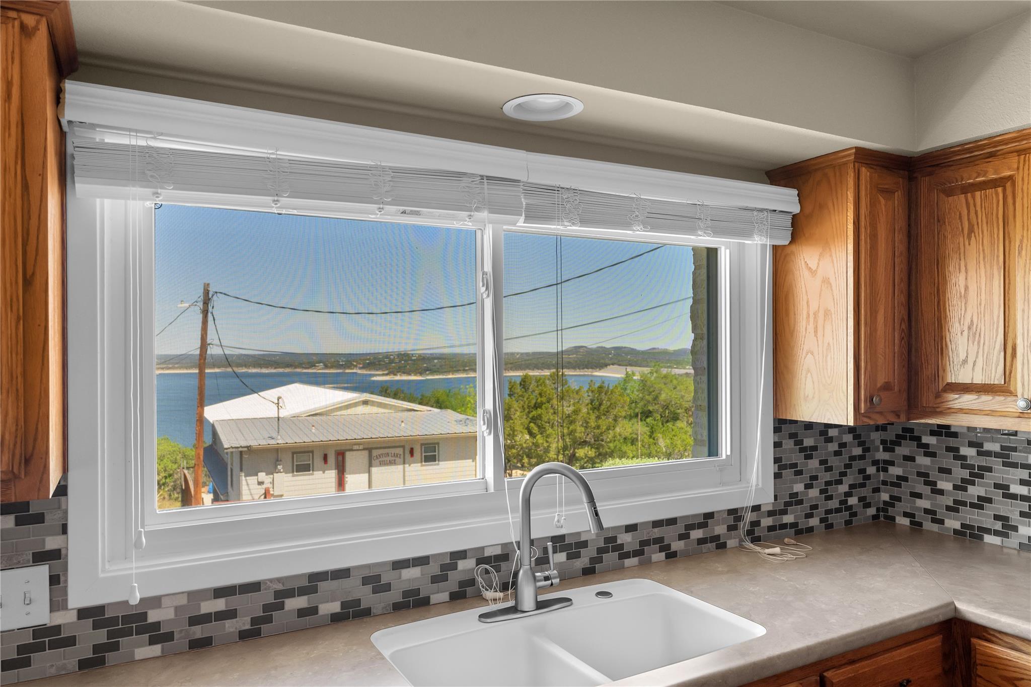 1210 Skyline Dr, Canyon Lake, TX 78133