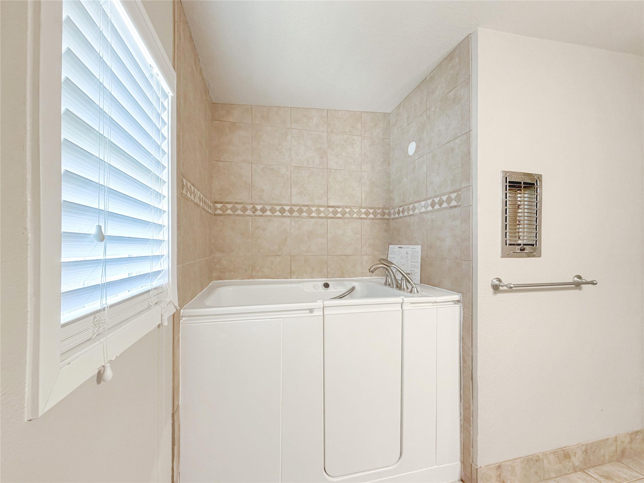 1210 Skyline Dr, Canyon Lake, TX 78133