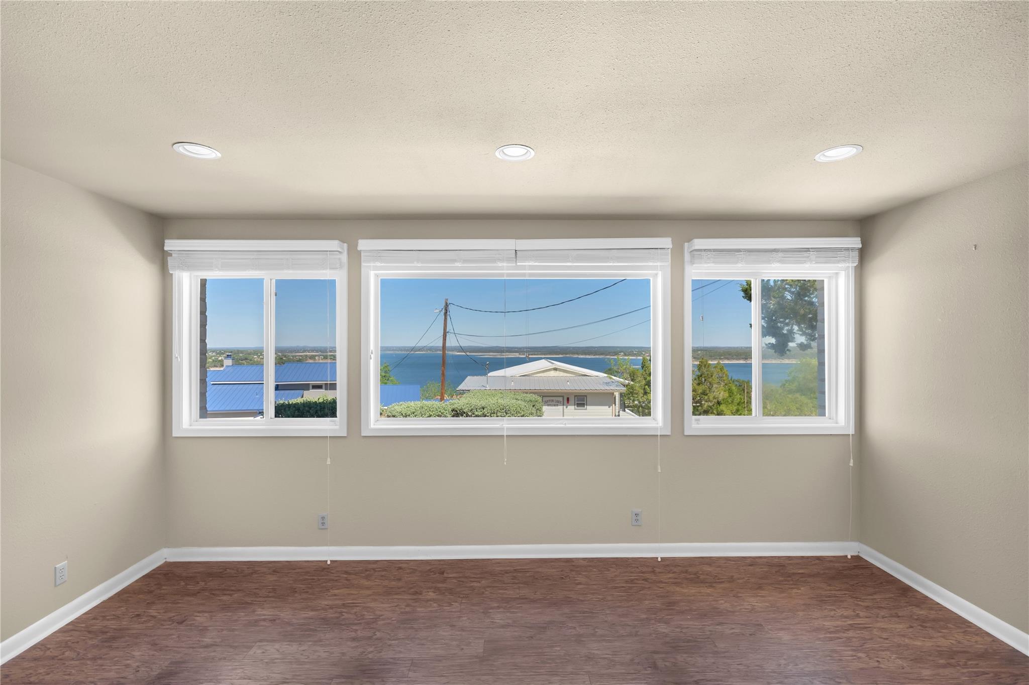 1210 Skyline Dr, Canyon Lake, TX 78133