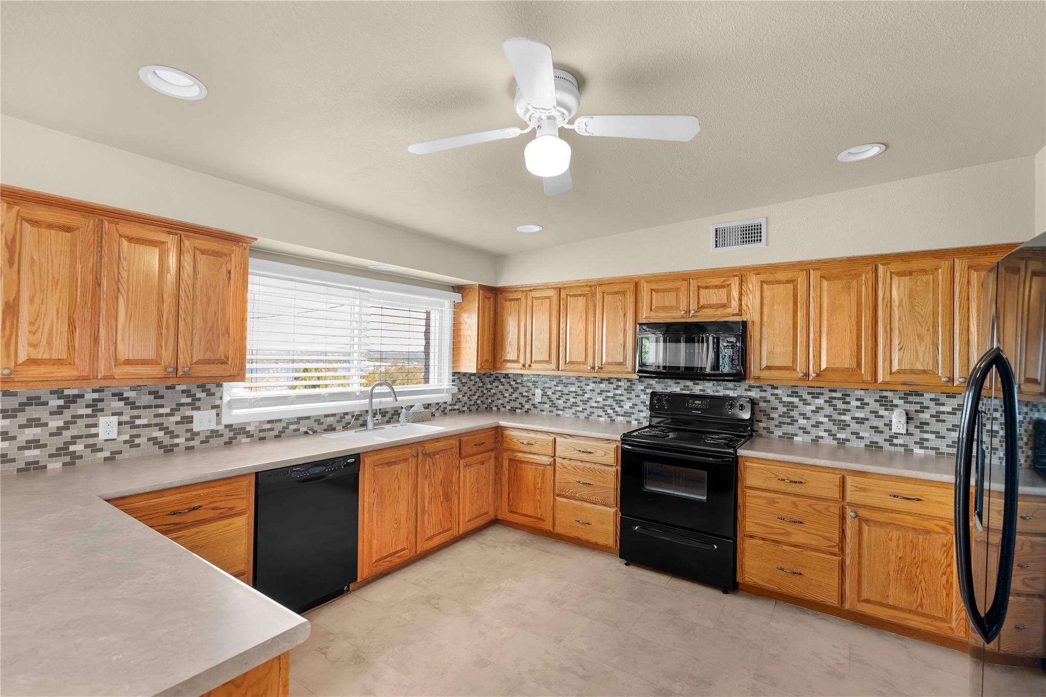 1210 Skyline Dr, Canyon Lake, TX 78133