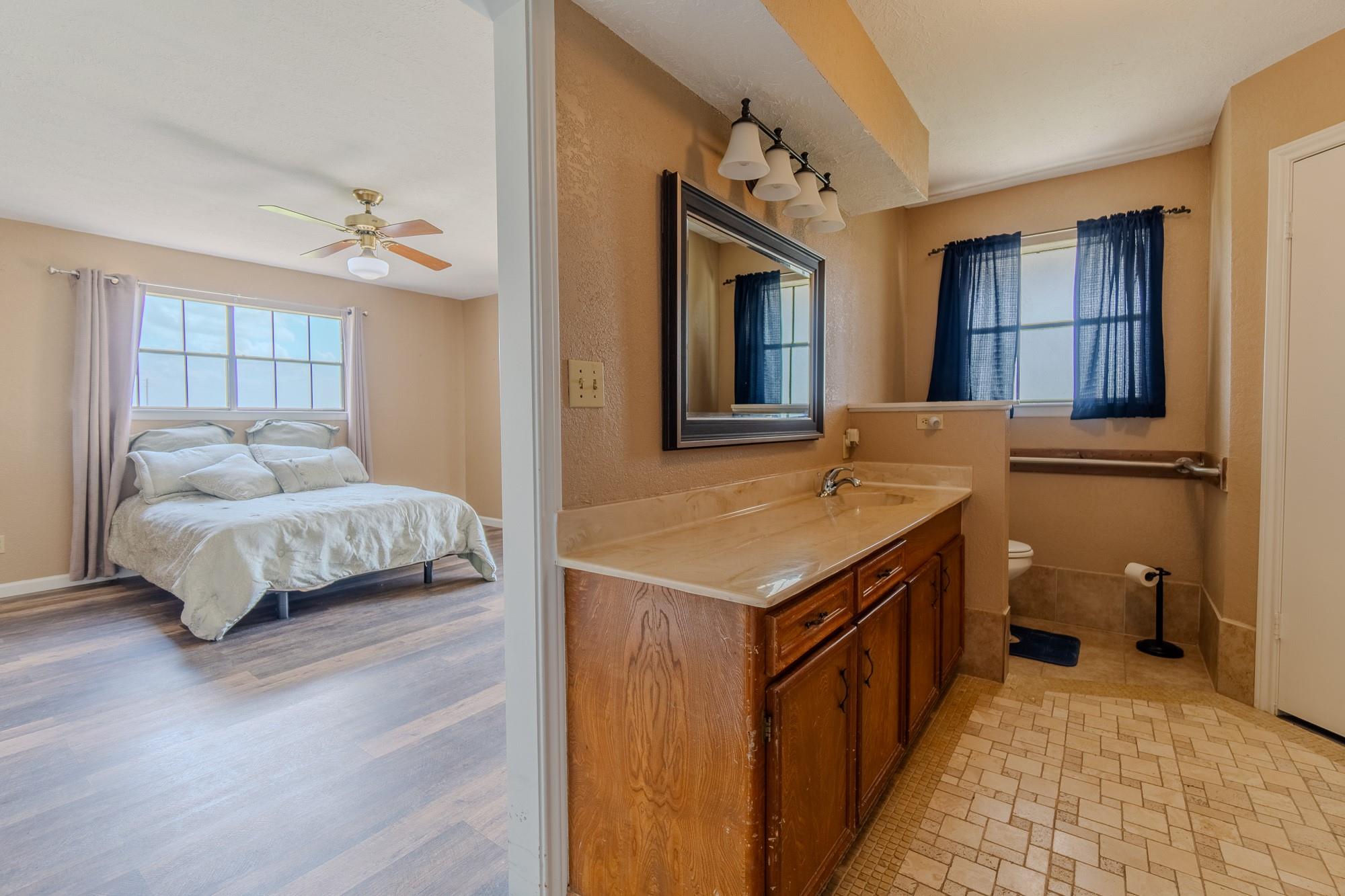 2745 Holub Rd, Schulenburg, TX 78956