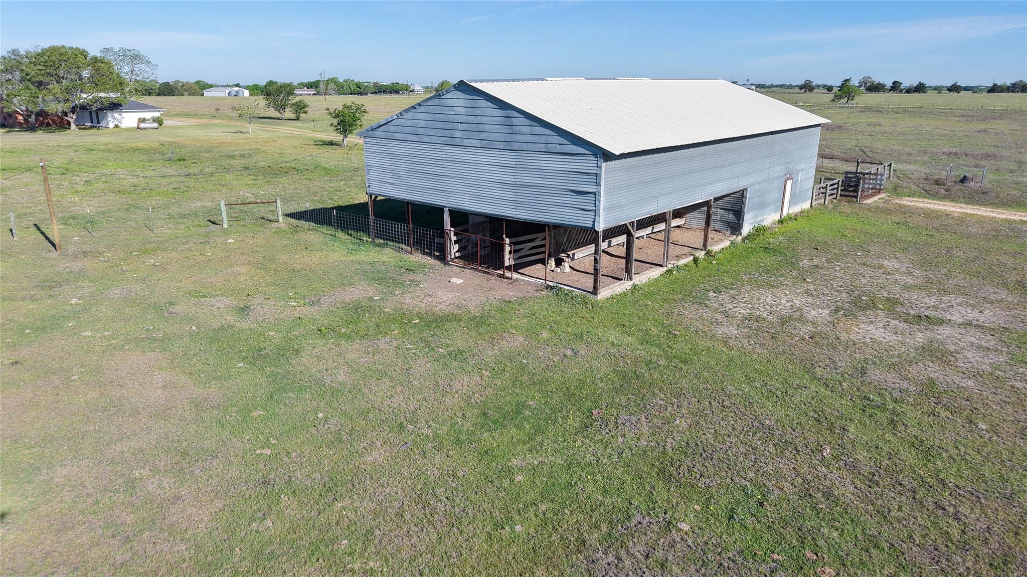 2745 Holub Rd, Schulenburg, TX 78956