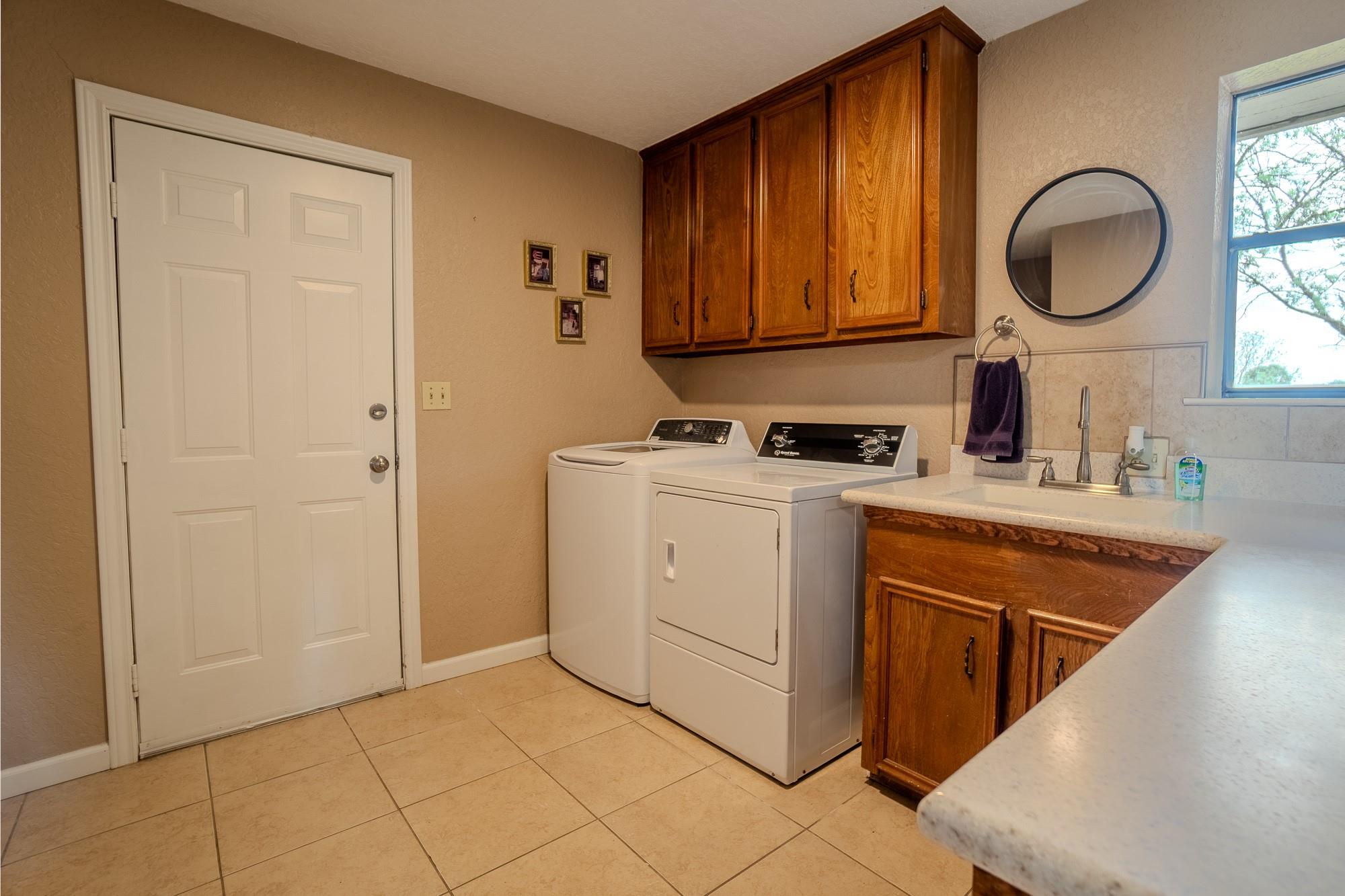 2745 Holub Rd, Schulenburg, TX 78956