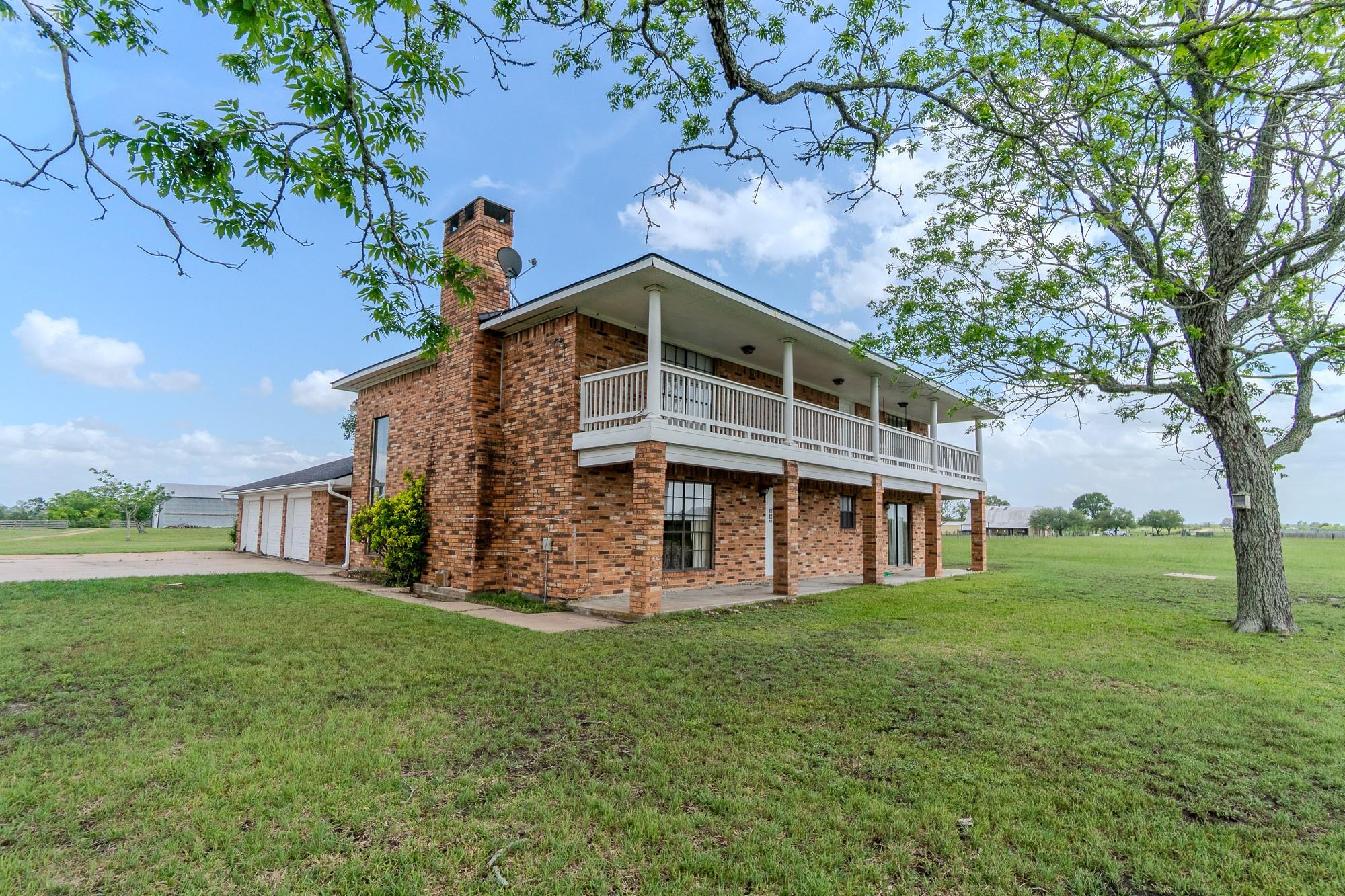 2745 Holub Rd, Schulenburg, TX 78956