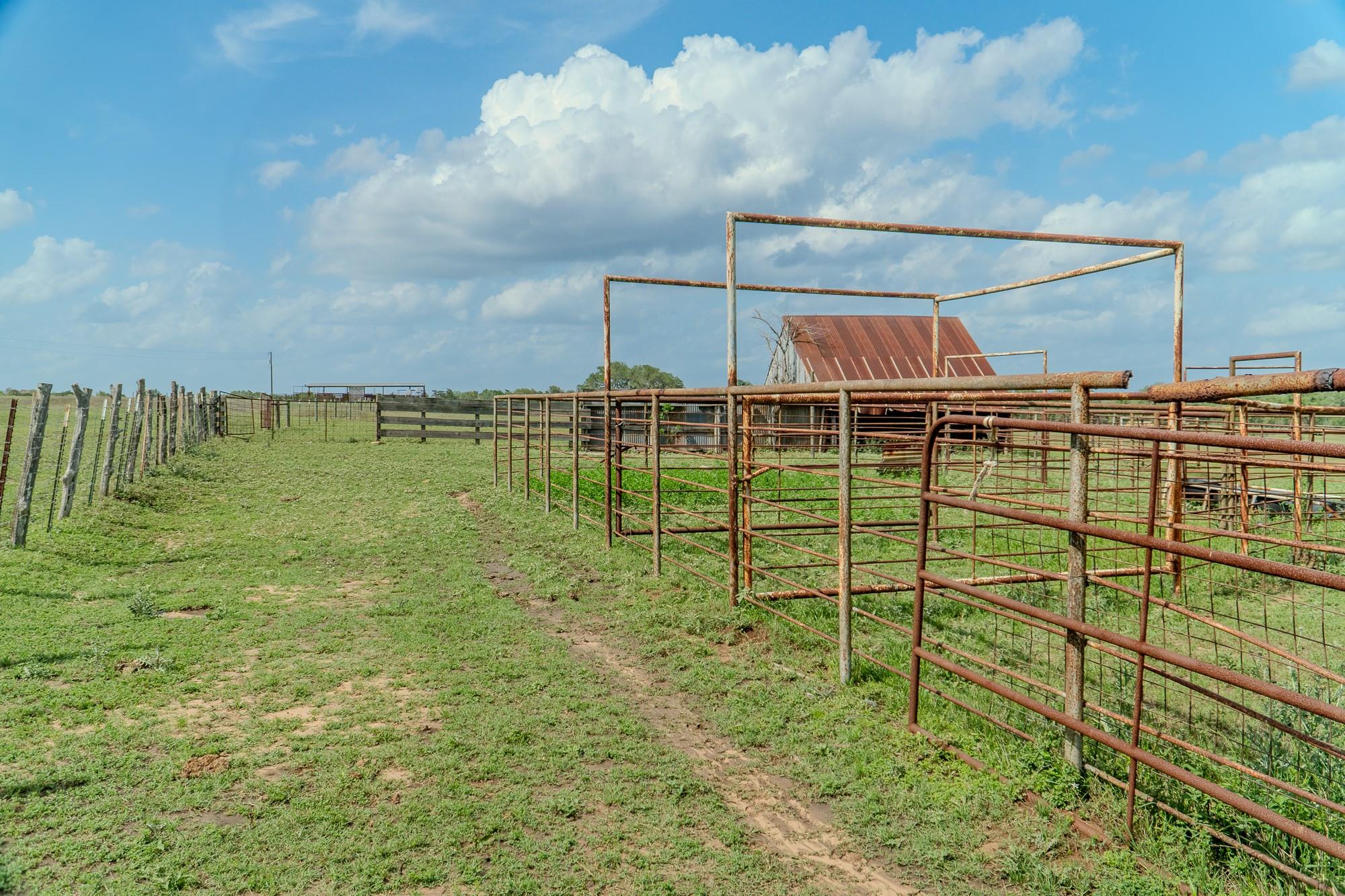 2745 Holub Rd, Schulenburg, TX 78956