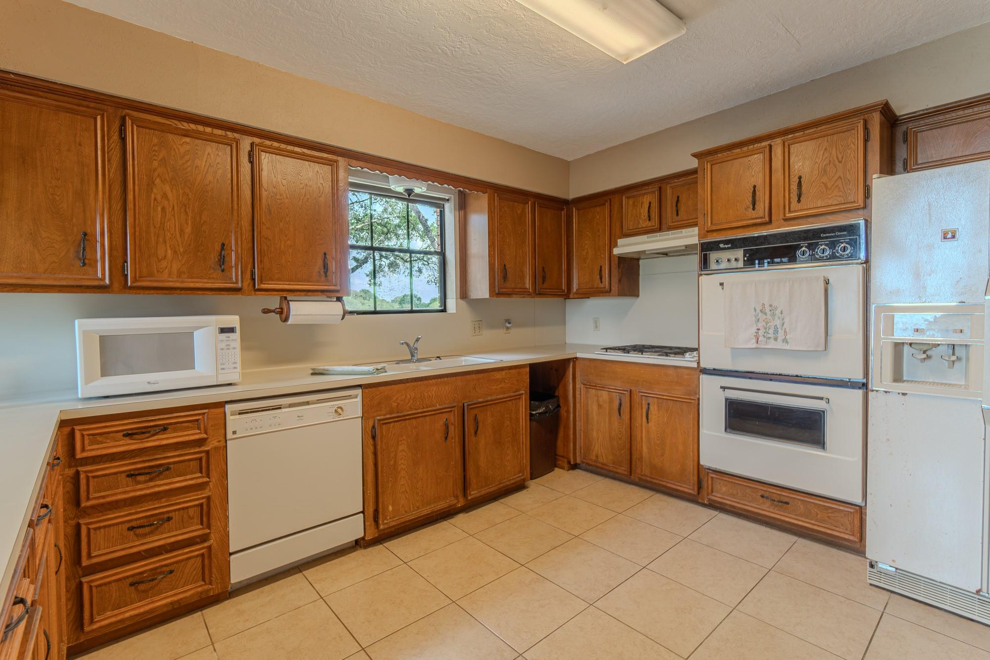 2745 Holub Rd, Schulenburg, TX 78956