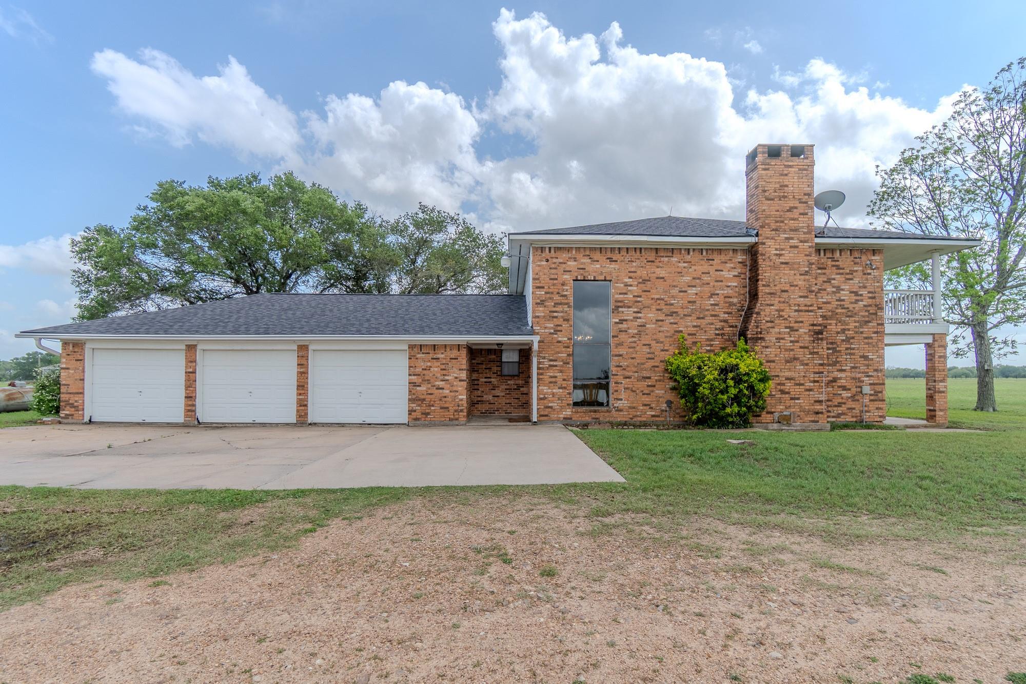 2745 Holub Rd, Schulenburg, TX 78956