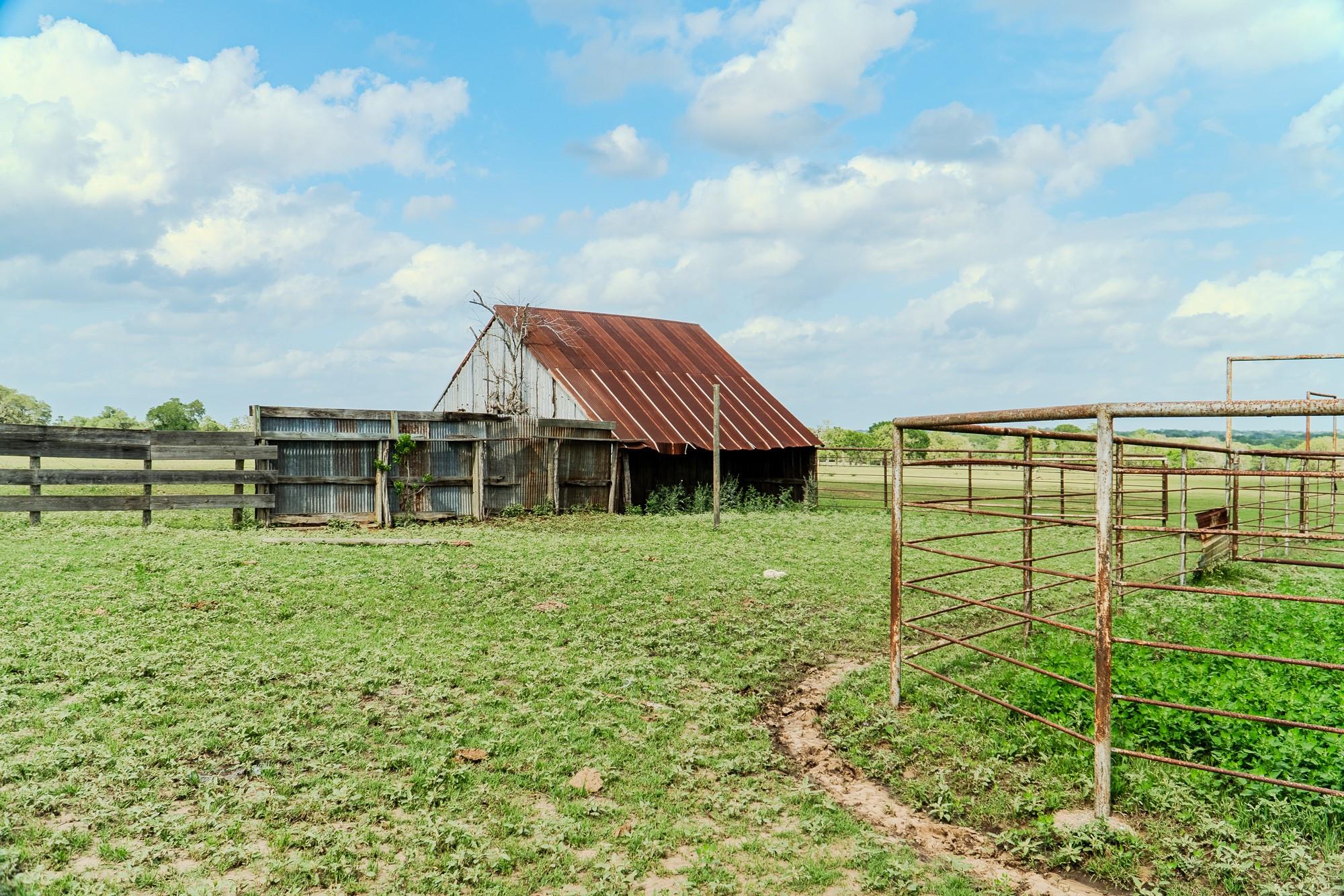 2745 Holub Rd, Schulenburg, TX 78956