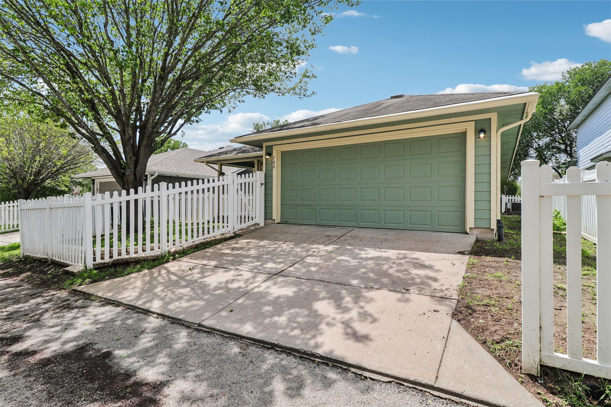 700 Scheel Rd, Kyle, TX 78640