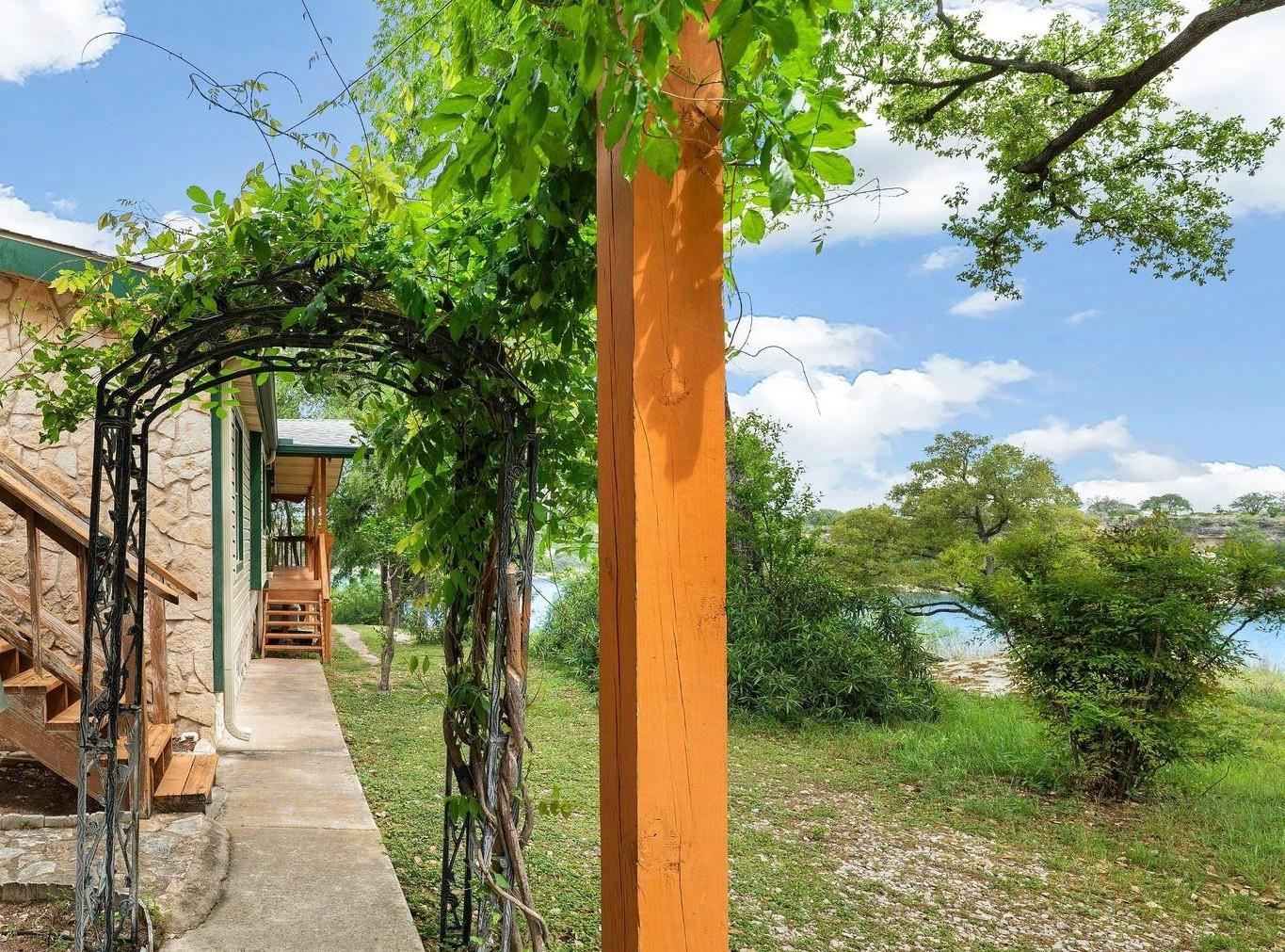 1019 Lake Shore Dr, Spicewood, TX 78669