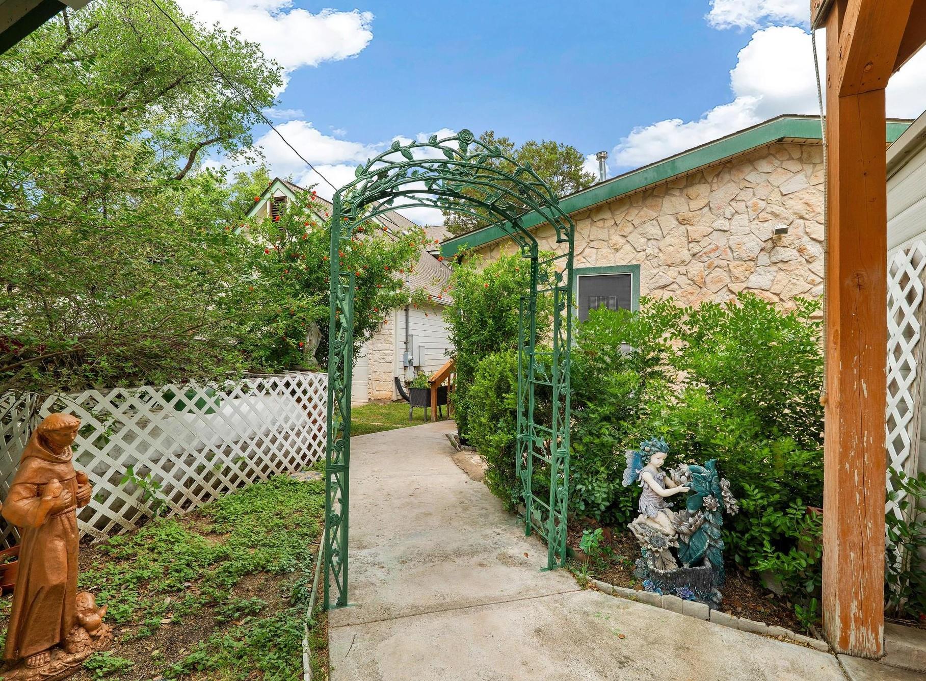 1019 Lake Shore Dr, Spicewood, TX 78669