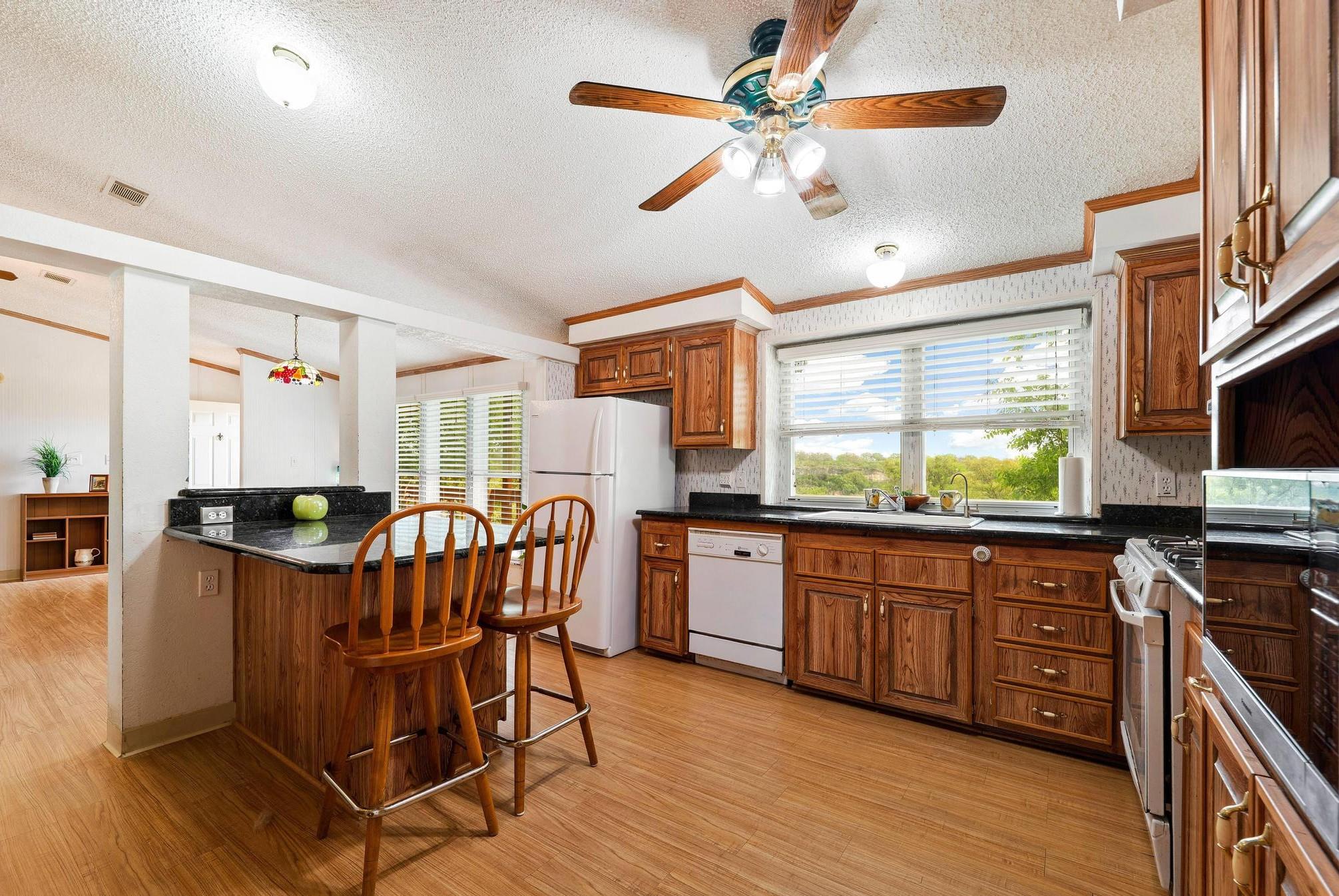 1019 Lake Shore Dr, Spicewood, TX 78669