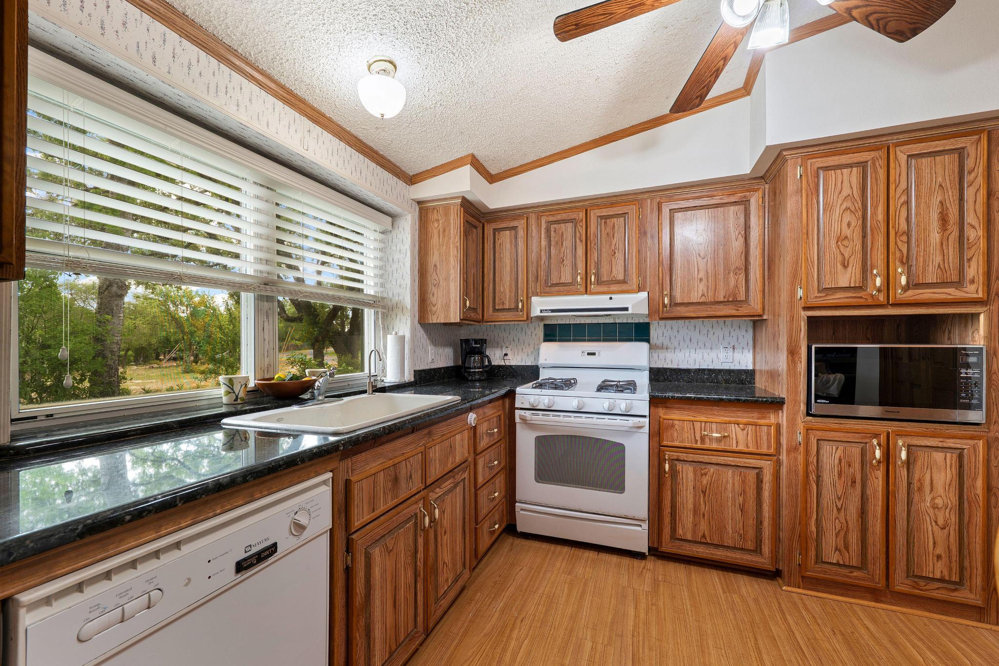 1019 Lake Shore Dr, Spicewood, TX 78669