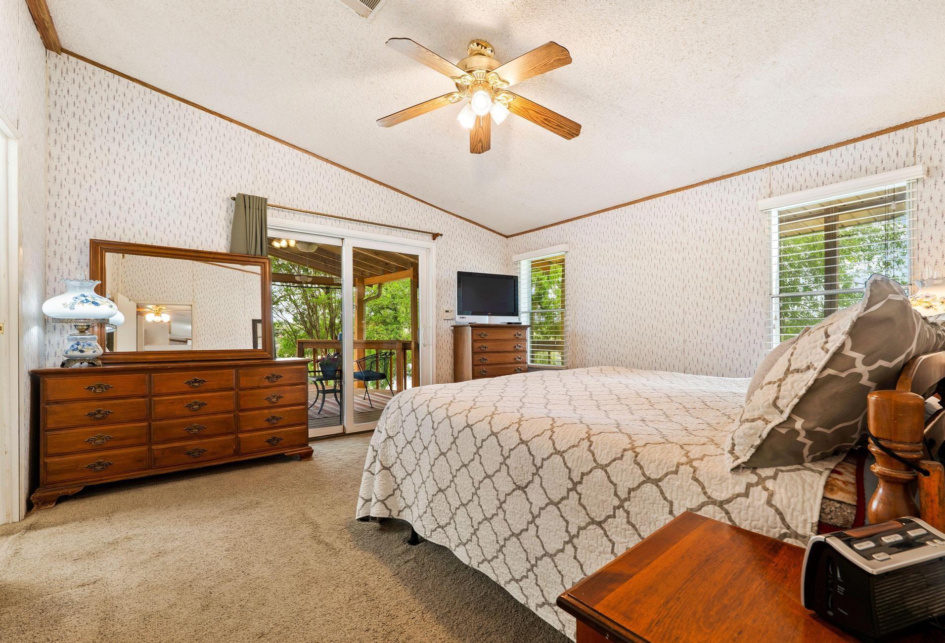 1019 Lake Shore Dr, Spicewood, TX 78669