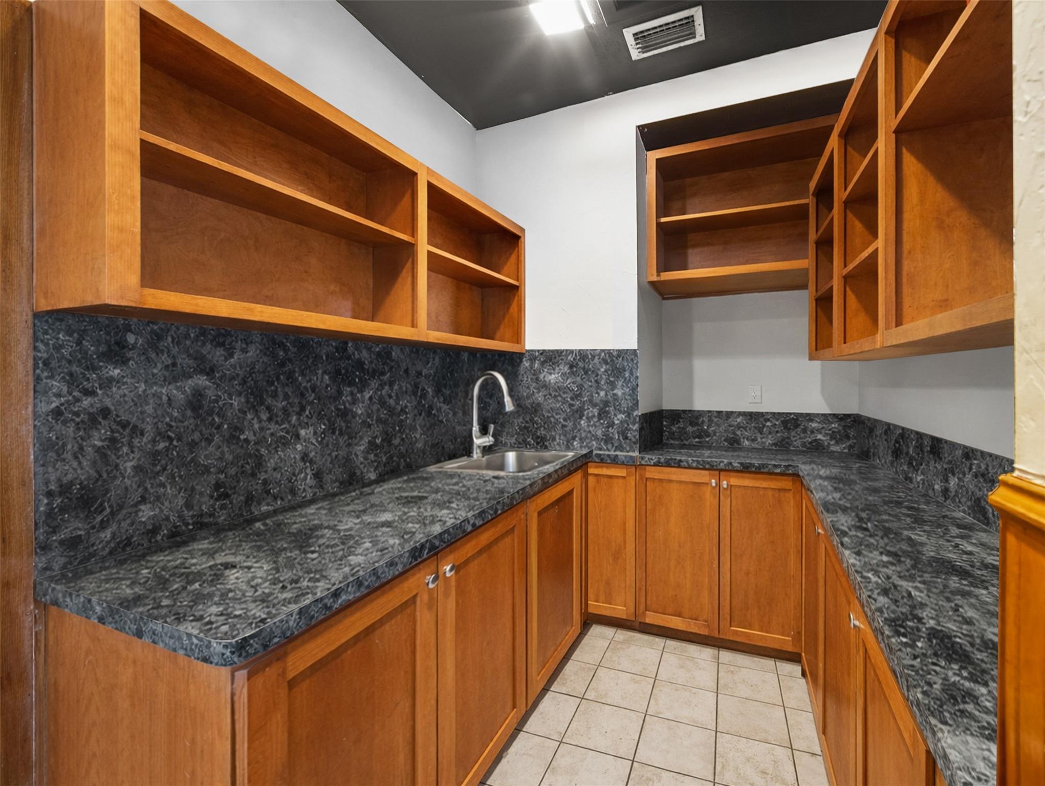 317 N Avenue E, Shiner, TX 77984