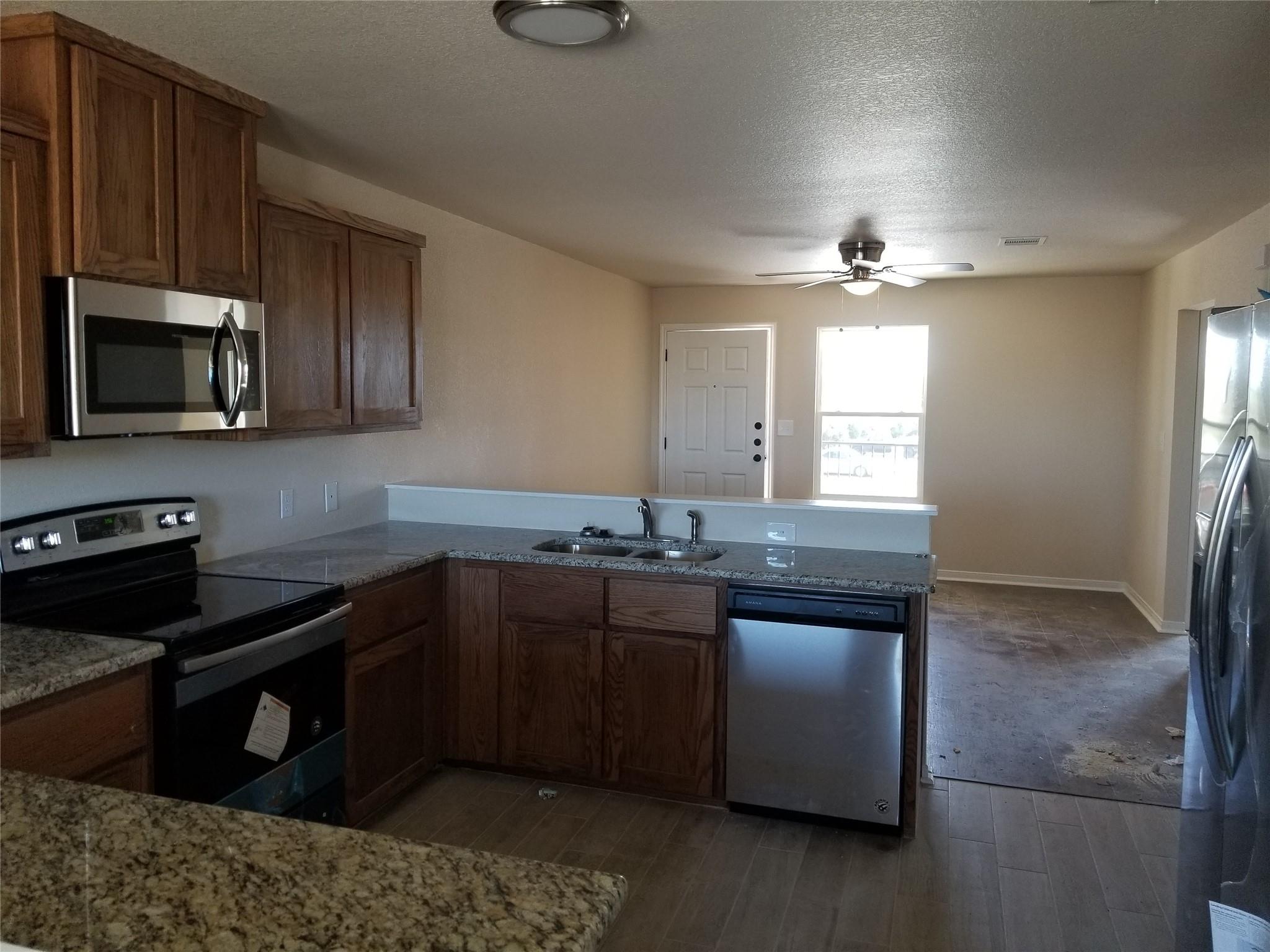 92 Sandstone Dr # B, Jarrell, TX 76537