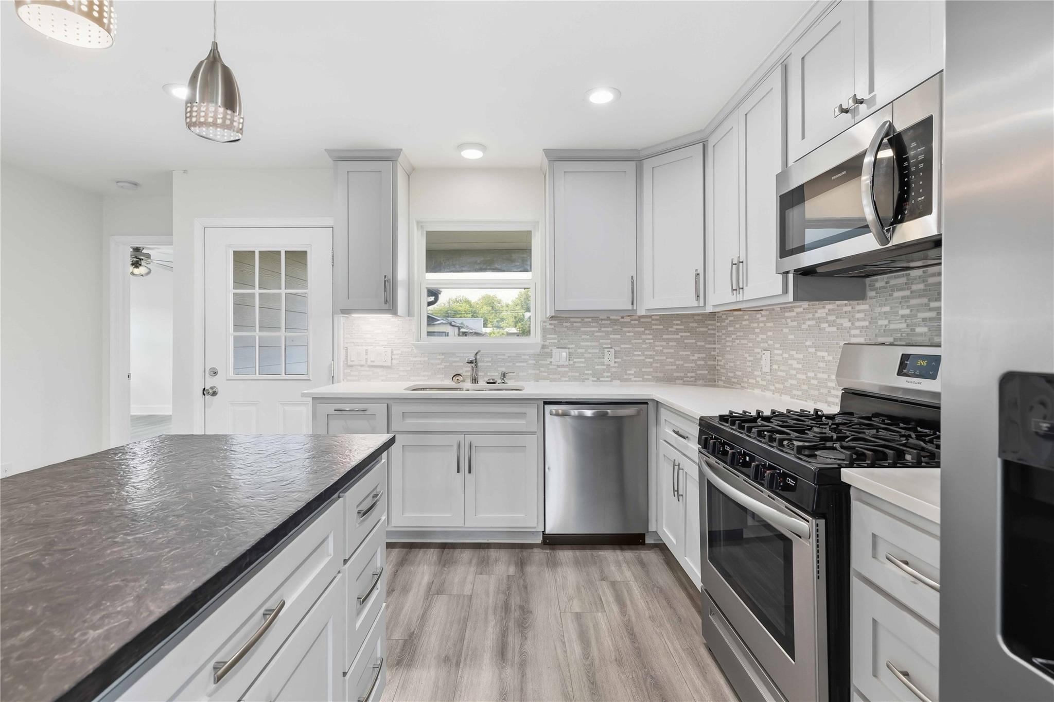 400 Booth St, Taylor, TX 76574