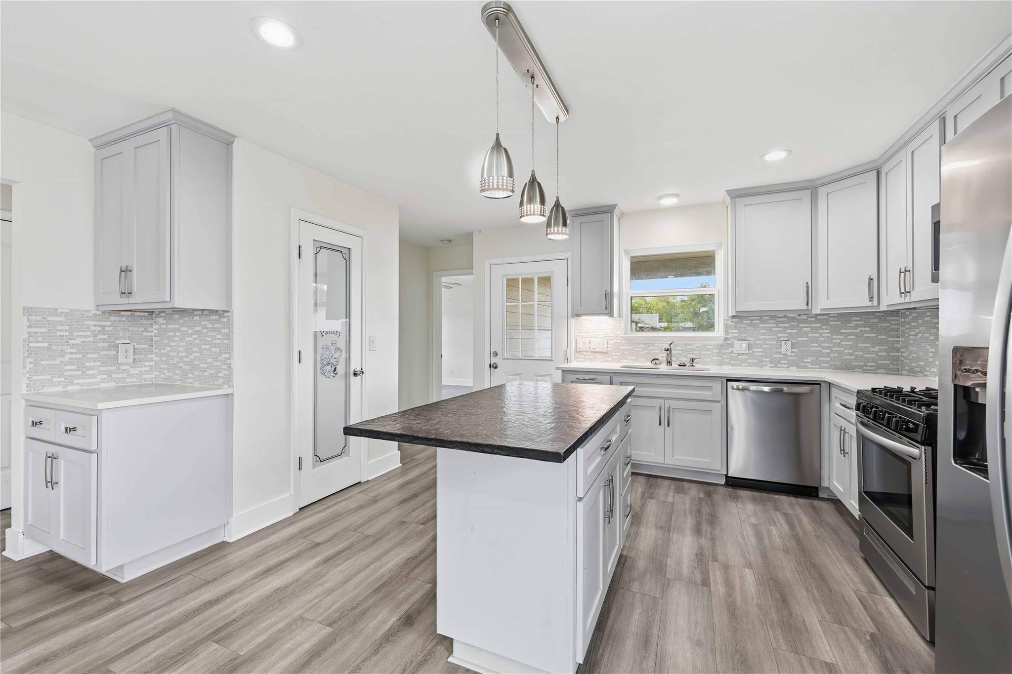 400 Booth St, Taylor, TX 76574