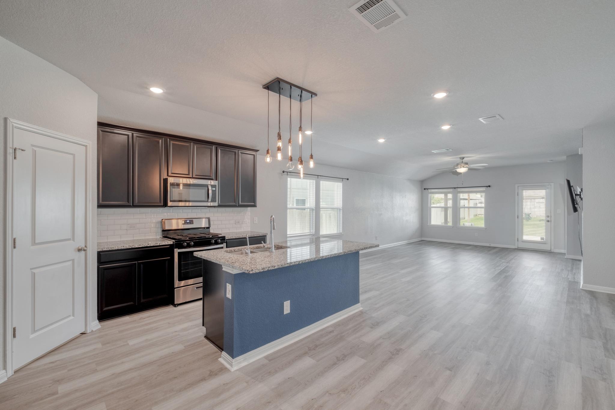 200 Waterway Ave, Hutto, TX 78634