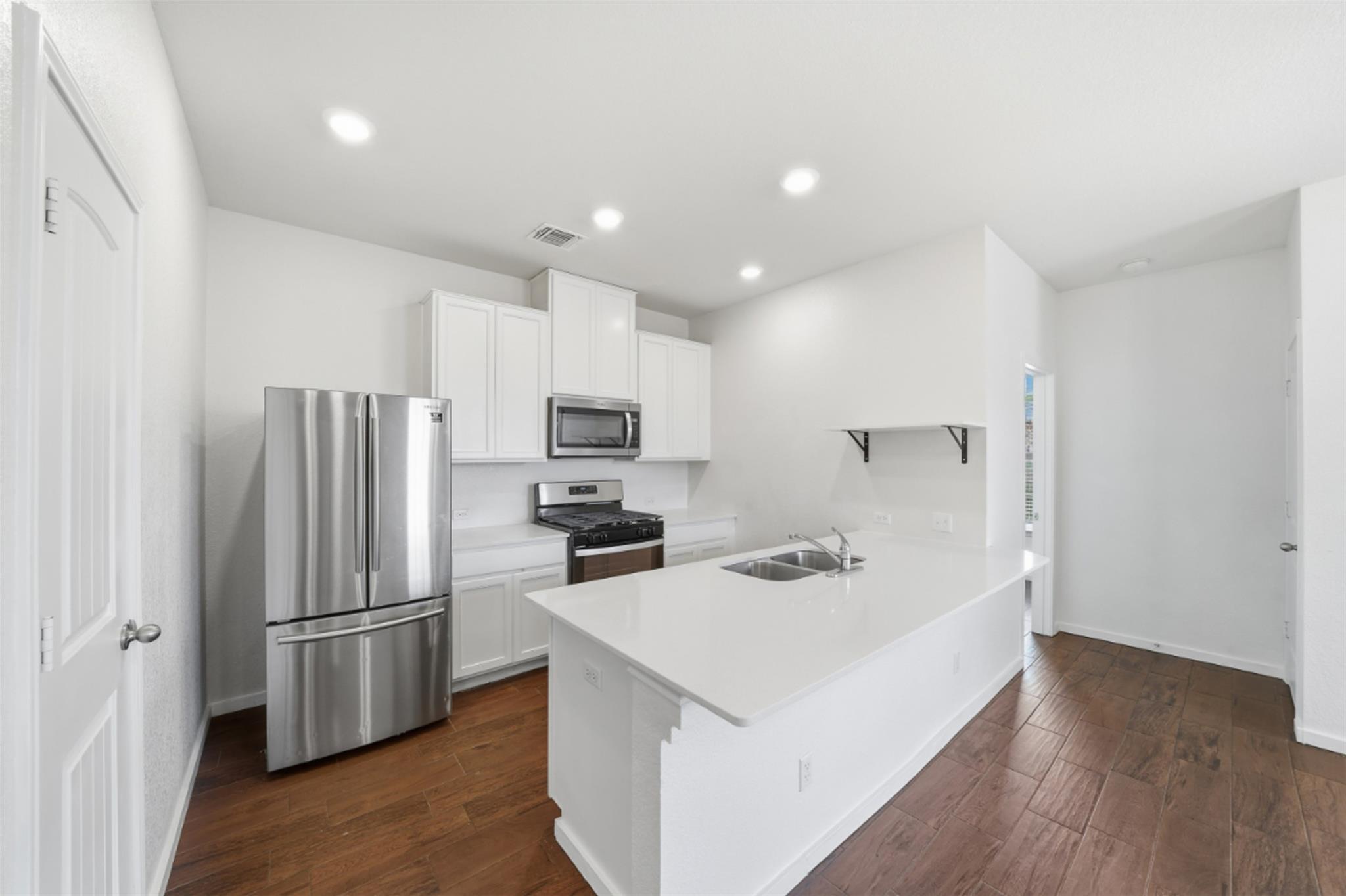 225 Danablu Dr, Hutto, TX 78634