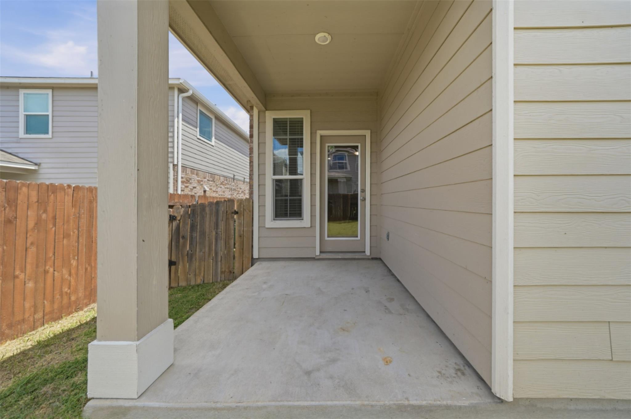 225 Danablu Dr, Hutto, TX 78634