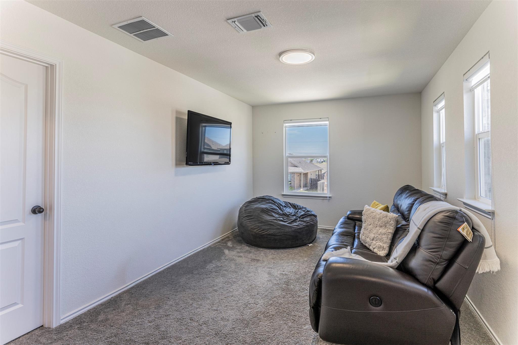 728 Bailey Park Dr, Jarrell, TX 76537