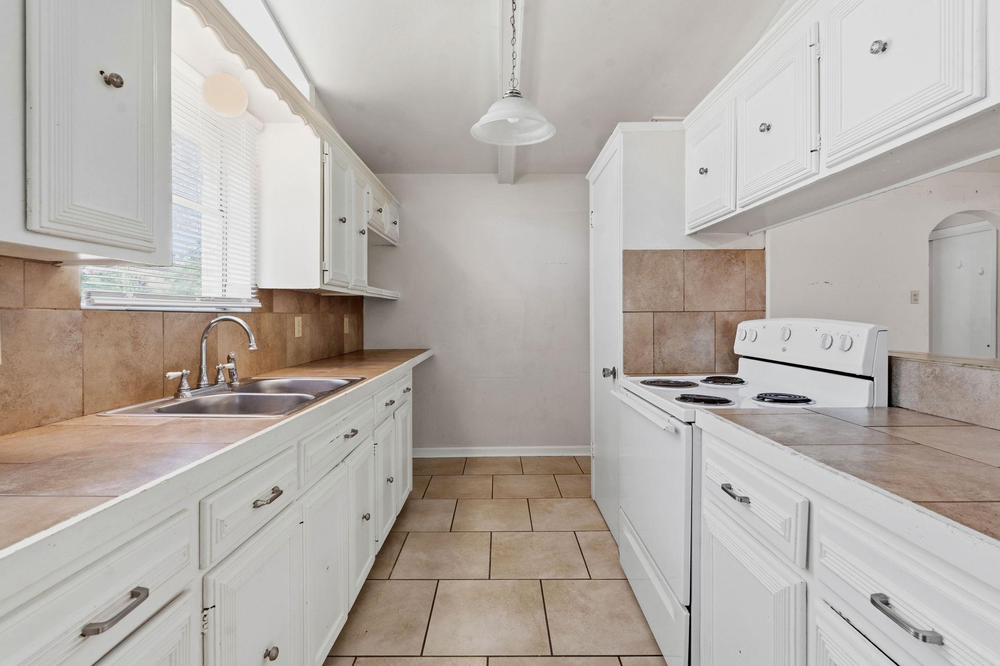 213 Indian Oak Dr, Bastrop, TX 78602