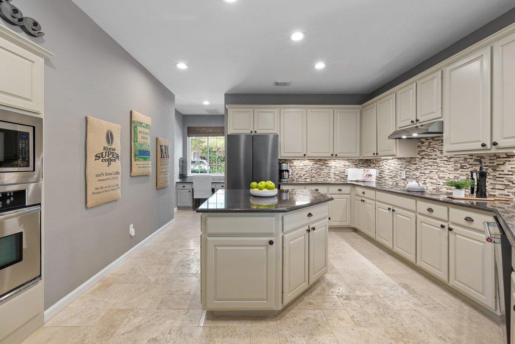 12424 Fairfax Ridge Pl, Austin, TX 78738