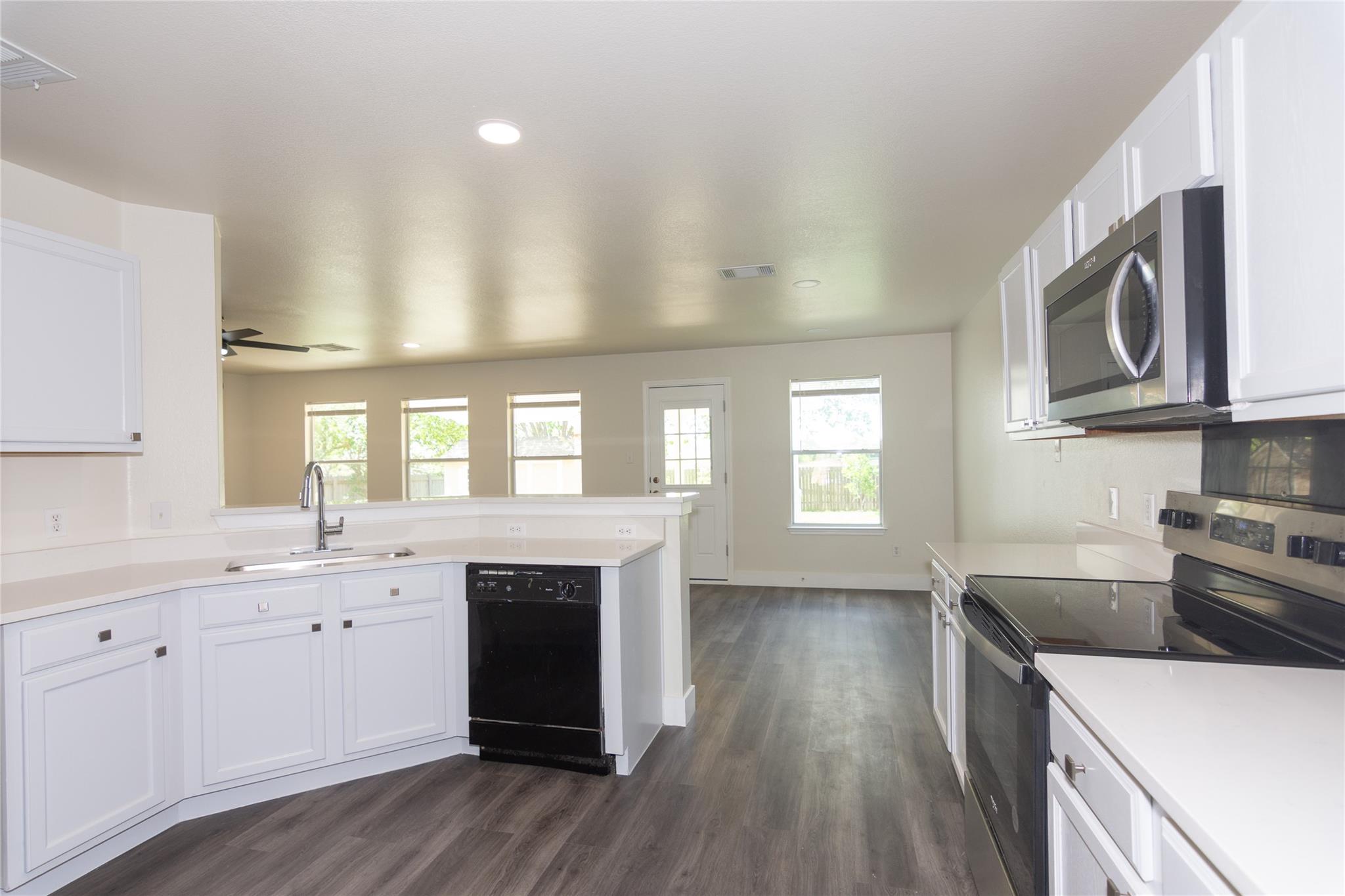 223 Herrera Trl, Hutto, TX 78634