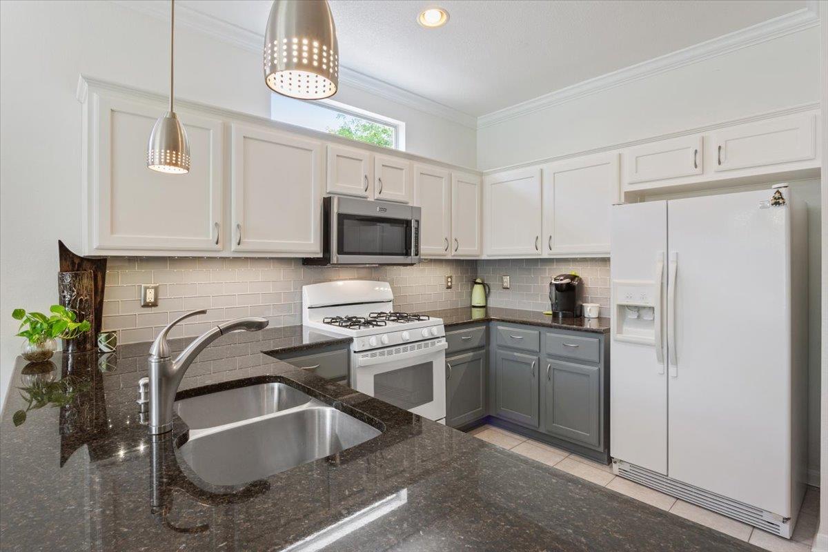 285 Whispering Wind Dr, Georgetown, TX 78633