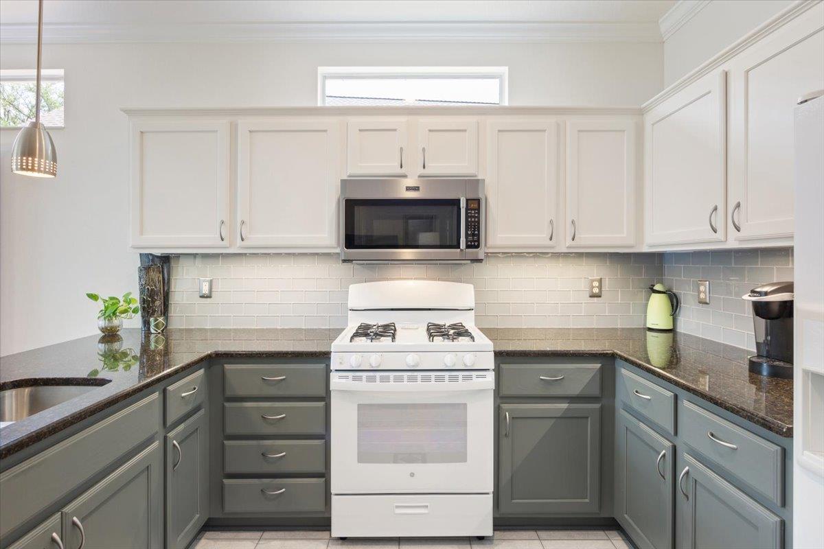 285 Whispering Wind Dr, Georgetown, TX 78633