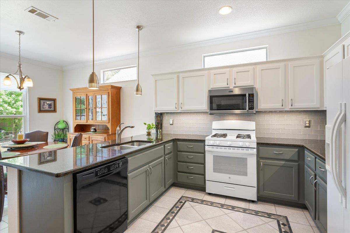 285 Whispering Wind Dr, Georgetown, TX 78633