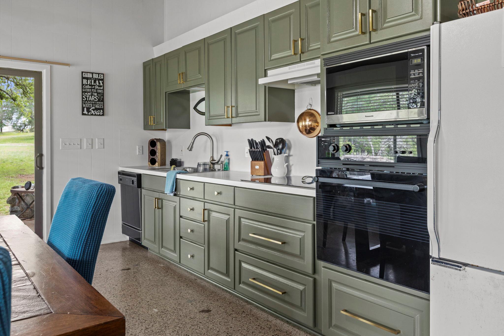 160 Lake Shore Dr, Horseshoe Bay, TX 78657